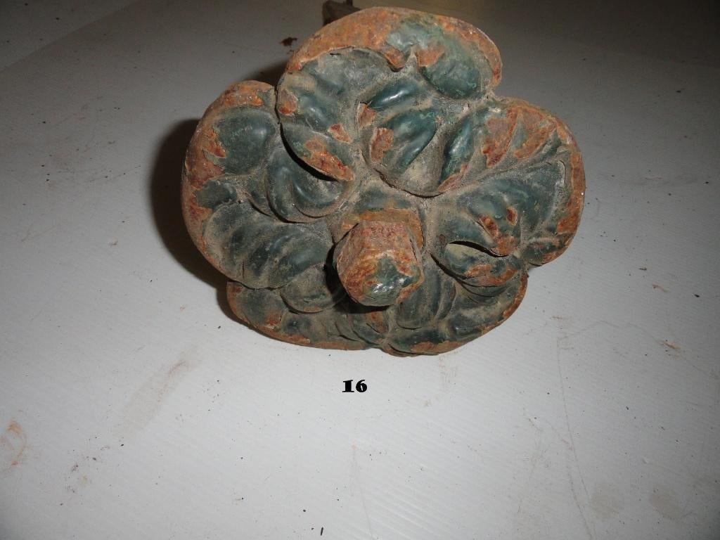 Antieke muurankers / rozetten/ ornamenten / ijzerwaren.