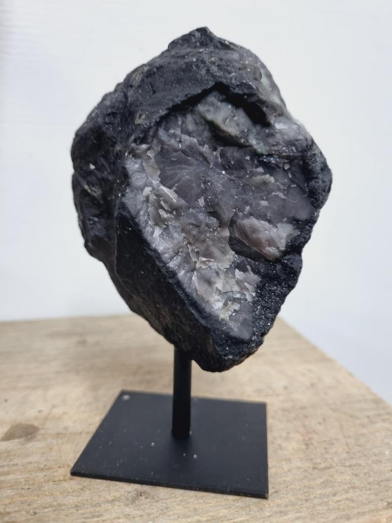 Smaragd in matrix op stalen standaard, Ophalen of Verzenden, Mineraal