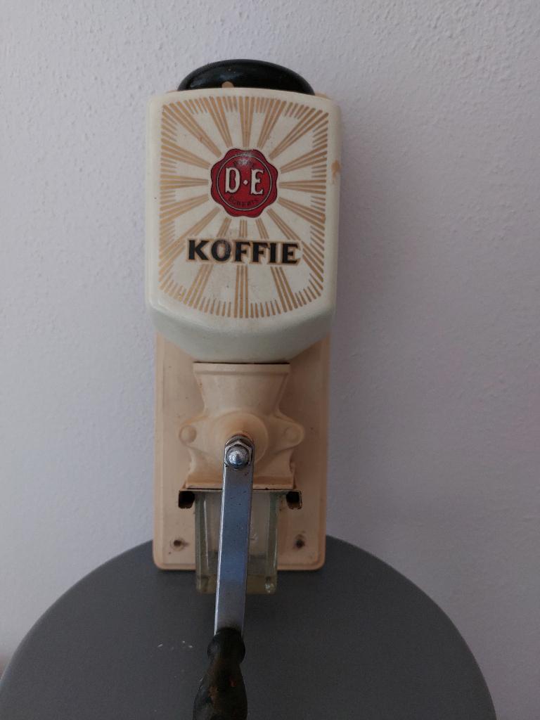 DE wand koffiemolen, Ophalen