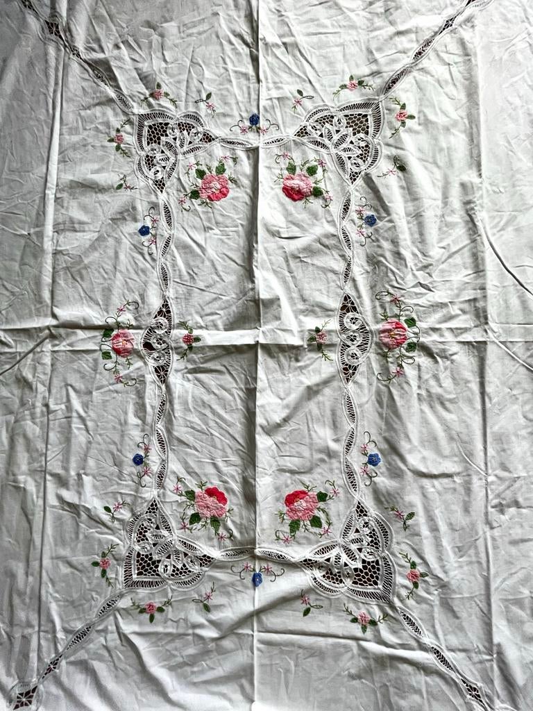 Vintage tafelkleed met bloemen en kant, Ophalen of Verzenden, Gebruikt, Rechthoek, Binnen