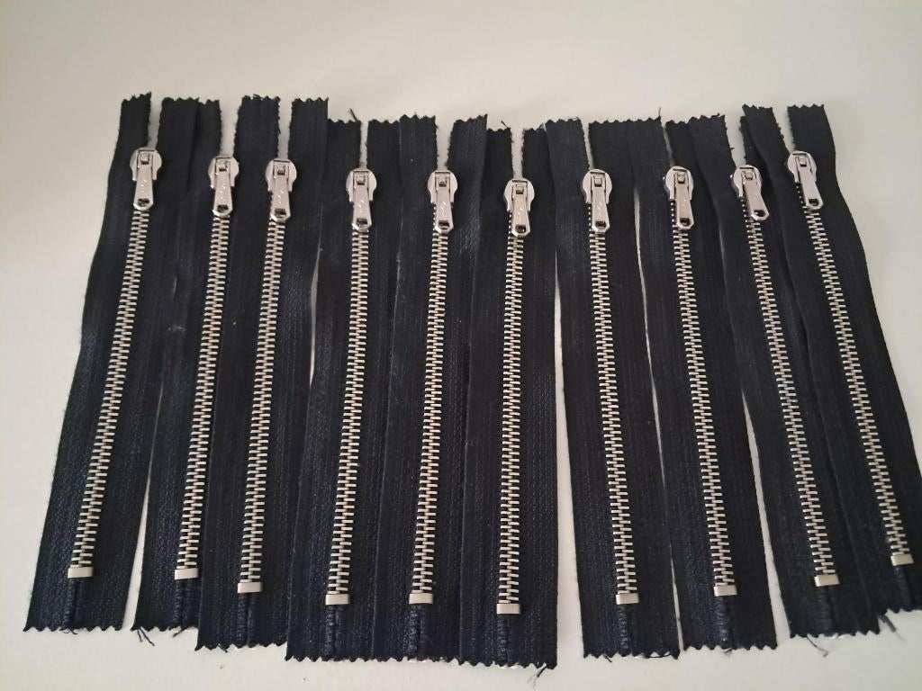 10  YKK ritsen Zwart 10x 16 cm metaal NIEUW, Hobby en Vrije tijd, Naaien en Fournituren, Ophalen of Verzenden, Nieuw, Rits of Sluiting