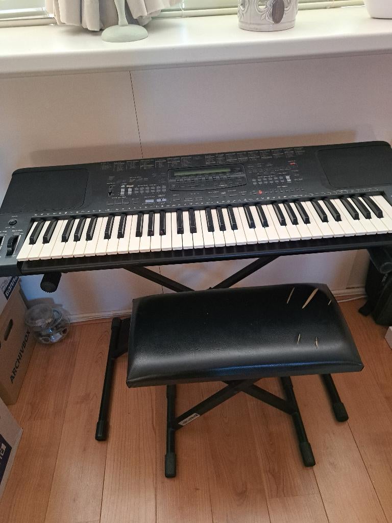 Keyboard met steun en zitje te koop, 61 toetsen, Zo goed als nieuw, Met standaard, Ophalen