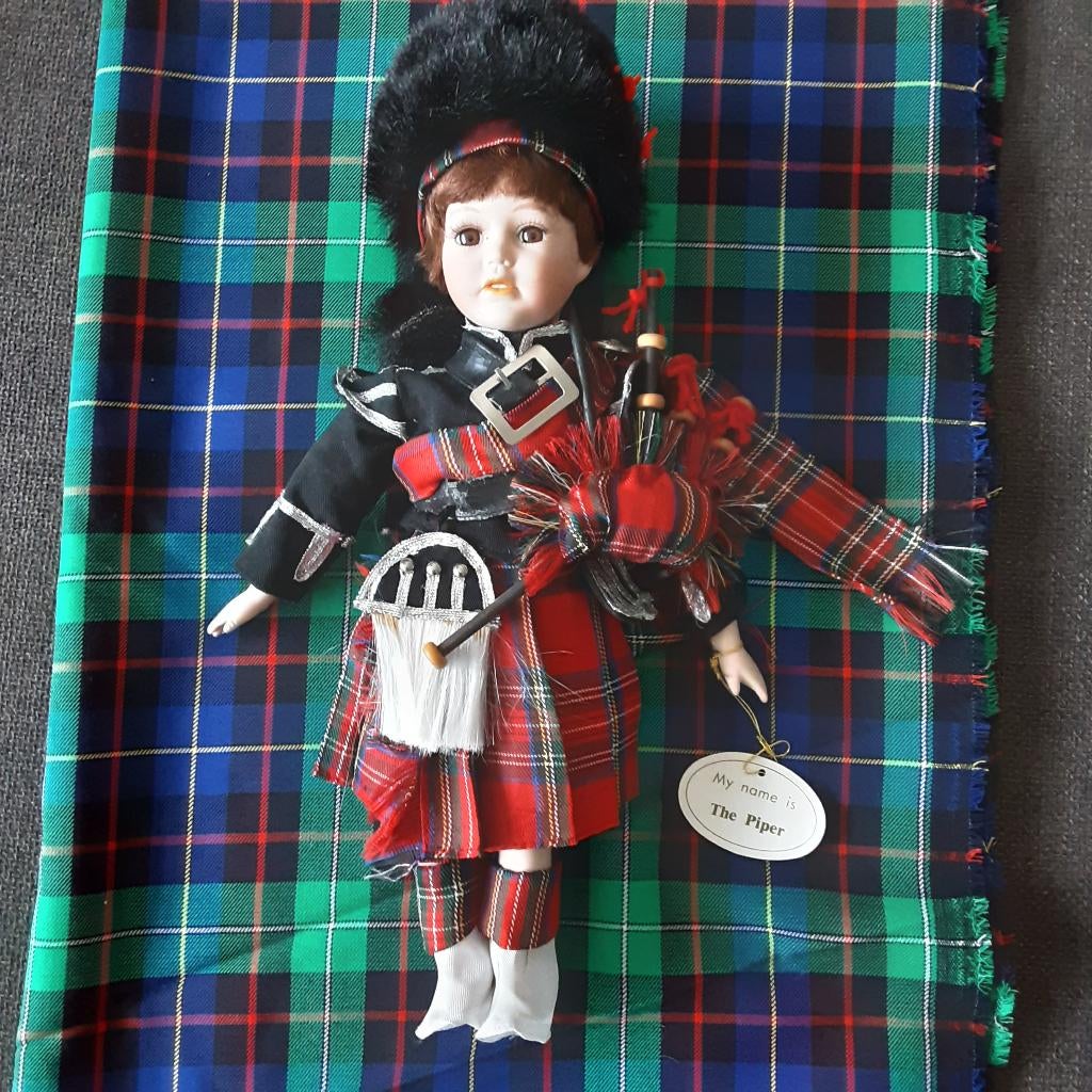 Leonardo Collection Scottish Bagpiper  porseleinen pop, Verzamelen, Ophalen, Zo goed als nieuw, Pop