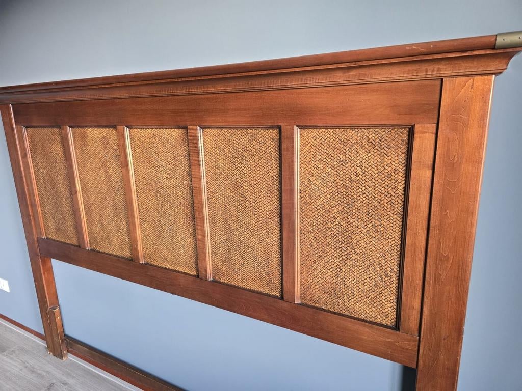 Bed hoofdbord. Hout met rieten vlakken. 216 cm breed., Antiek en Kunst, Ophalen of Verzenden