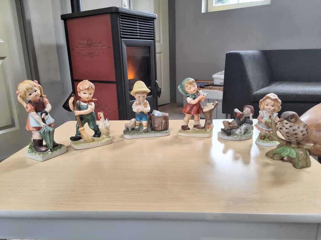 Set van 7 vintage beeldjes: Hummel-stijl kinderen en dieren, Ophalen of Verzenden, Gebruikt, Dier