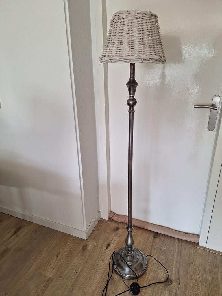 Staande vloerlamp met rietenkapje., Ophalen, Zo goed als nieuw, 150 tot 200 cm