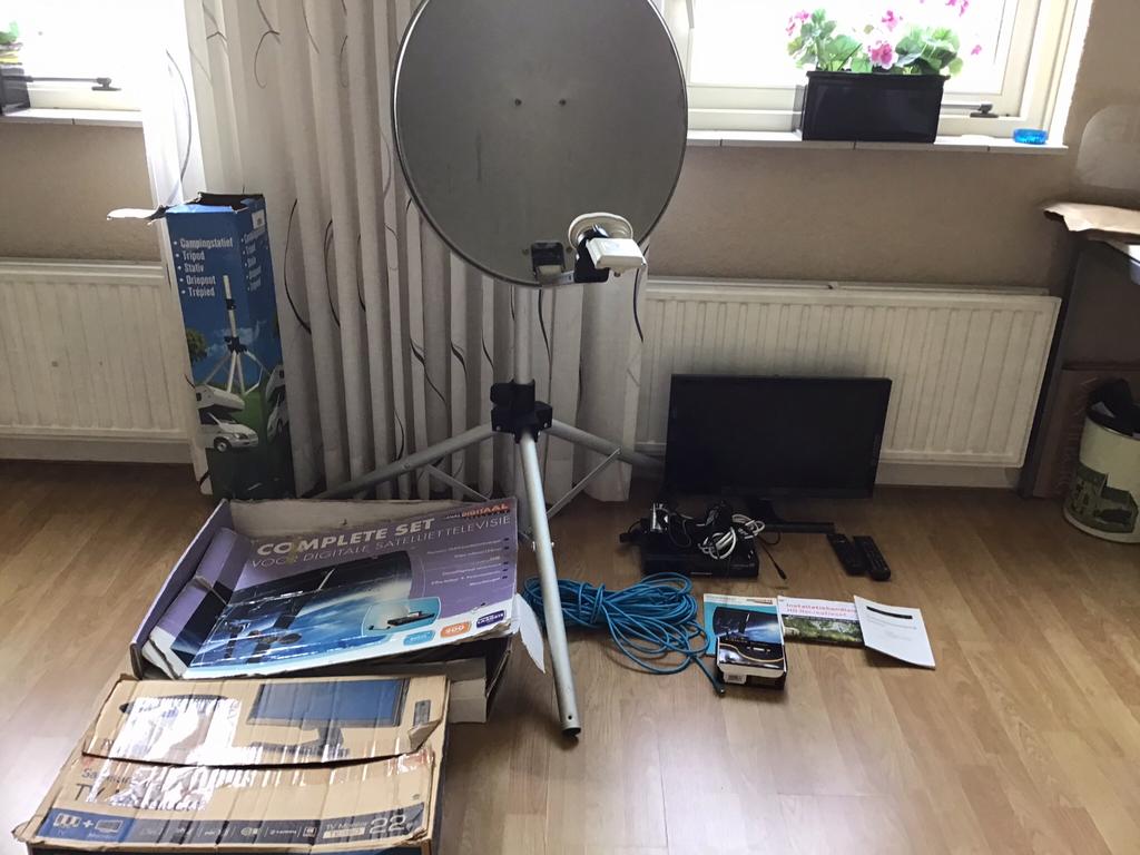 Canal digitaal schotelset en flexibel kabel 15 m en tv izgst, Caravans en Kamperen, Ophalen of Verzenden, Zo goed als nieuw