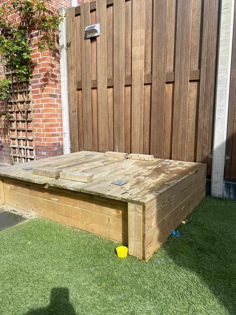 Houten zandbak met deksel en bankjes, Ophalen, Gebruikt