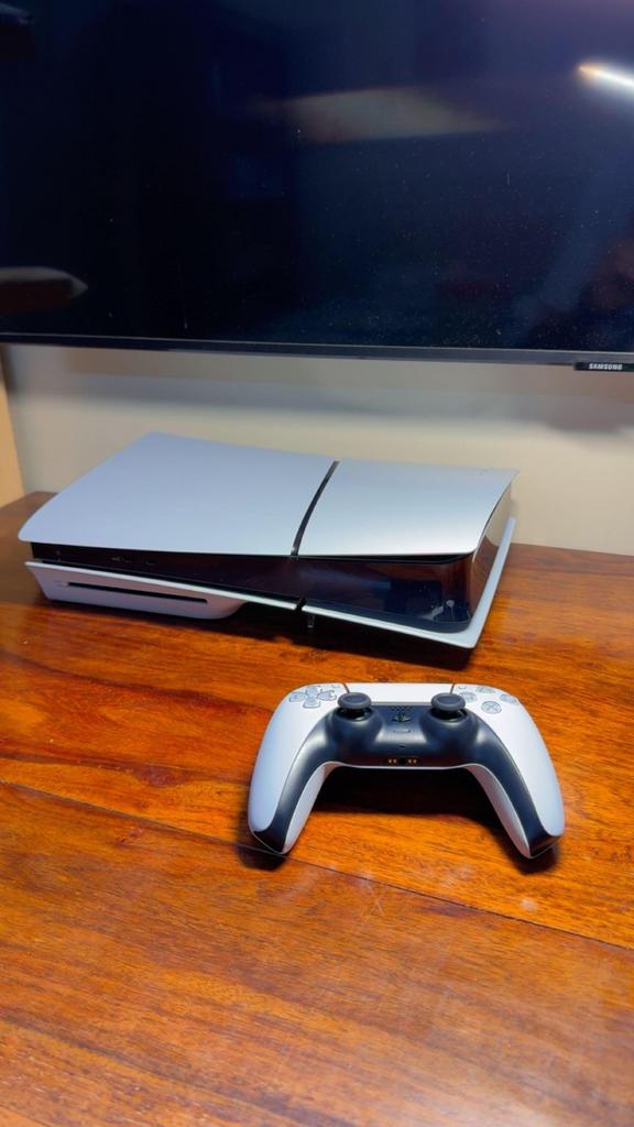 Playstation 5 Slim Disc 6 months old, Spelcomputers en Games, Spelcomputers | Sony PlayStation 5, Ophalen of Verzenden, Zo goed als nieuw
