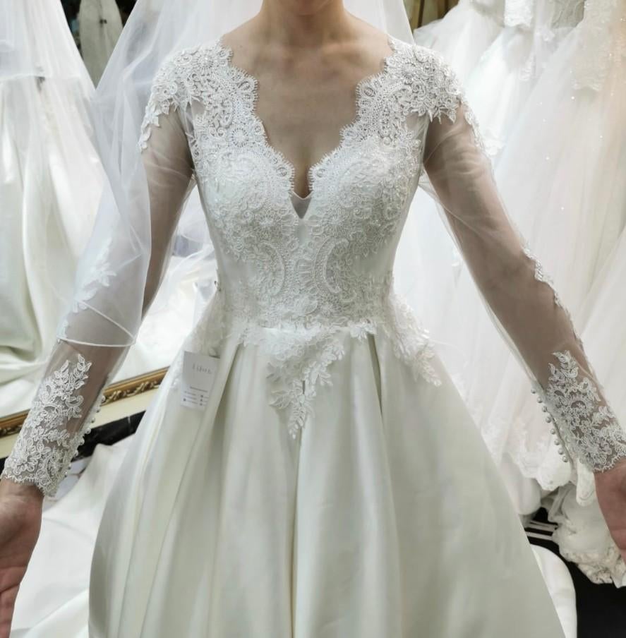 Complete set Luxe Handmade trouwjurk tule mt M nwprijs 1500€, Kleding | Dames, Trouwkleding en Trouwaccessoires, Zo goed als nieuw