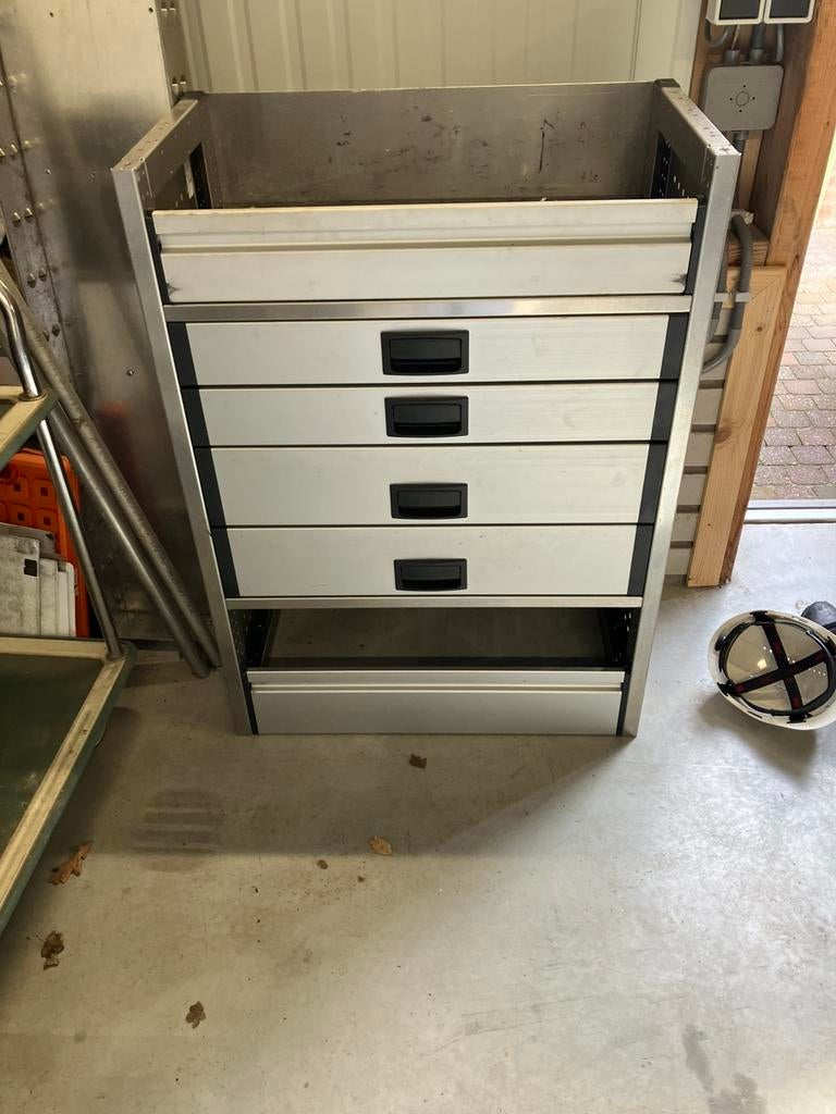 Aluca bedrijfswagen inrichting, Ophalen