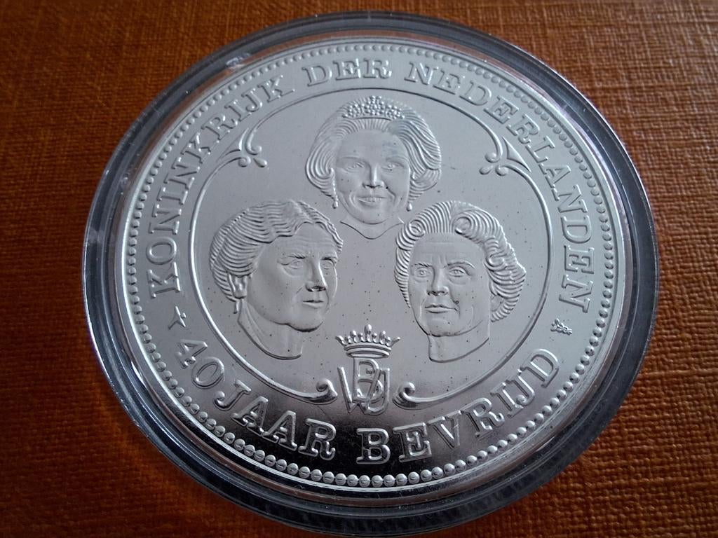 Verzilverde bronzen munten 40 jaar bevrijding Nederland, Ophalen of Verzenden, Koningin Beatrix, Overige waardes, Losse munt