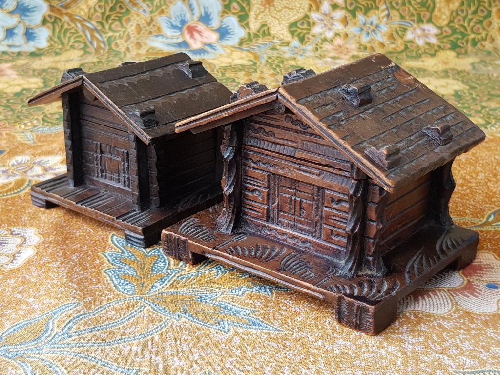 Twee zeldzame antieke inktpotten uit Engeland als huisjes.