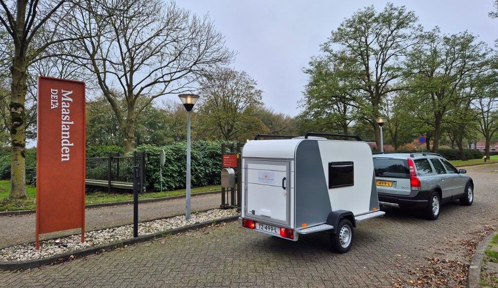 UitvaartCaravan. bijzonder en persoonlijk uitvaartvervoer, Met chauffeur