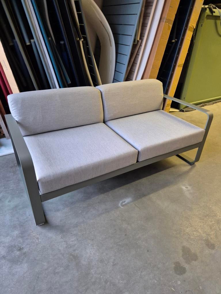 Nieuwe fermob bellevie 2 zits bank rozemarijn/gris flanel, Tuin en Terras, Tuinsets en Loungesets, Ophalen of Verzenden, Nieuw