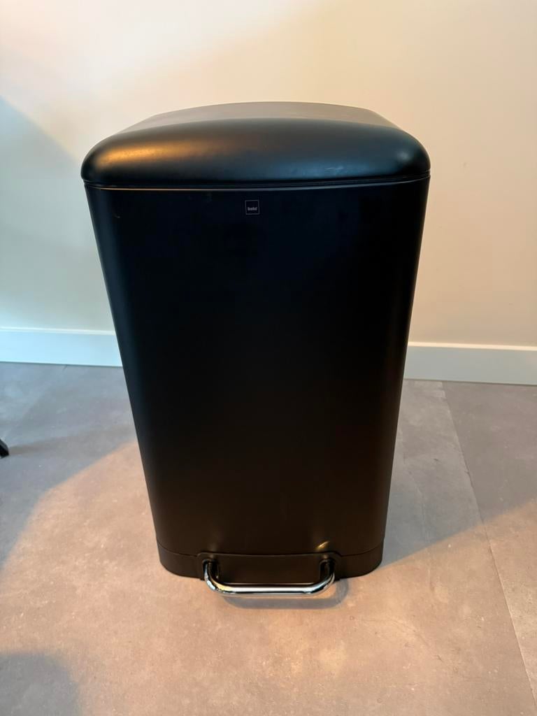 Prullenbak Kela Davino 30L Zwart soft close, Met pedaal, 50 tot 75 cm, Ophalen of Verzenden, Zo goed als nieuw