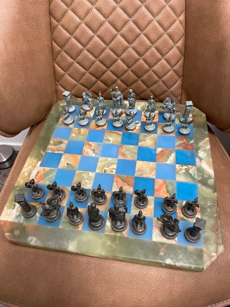 Uniek schaakspel met Romeinse figuren en onyx bord, Een of twee spelers, ?, Zo goed als nieuw, @
