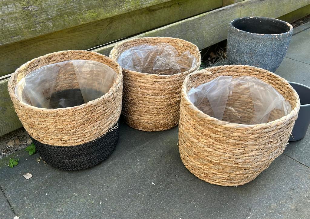 1 rieten bloempot met zwarte rand, Ophalen, Overige materialen, Rond, Zo goed als nieuw