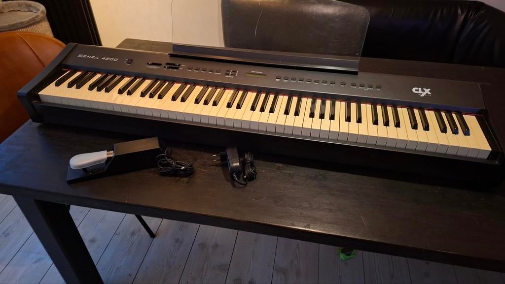 Digitale piano Senza 4200, Muziek en Instrumenten, Gebruikt, 88 toetsen, Met standaard, Ophalen