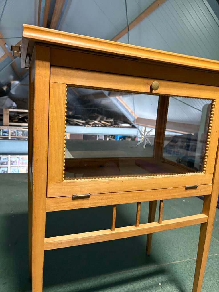 Houten theekastje met glazen deur, Ophalen, Gebruikt