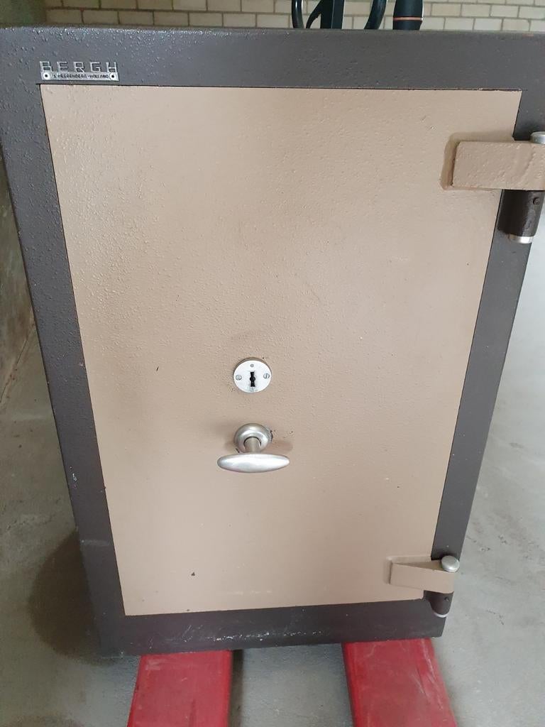 Bergh Kluis met 2 Sleutels en 2 Plateaus - H95xB60xD46cm, Ophalen