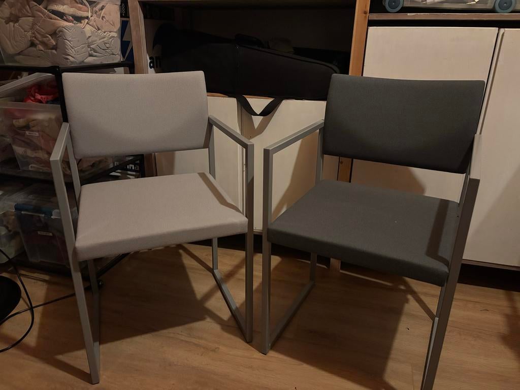 Twee grijze stoelen met hout en staal - Vepa, Huis en Inrichting, Stoelen, Ophalen, Gebruikt, Twee, Grijs