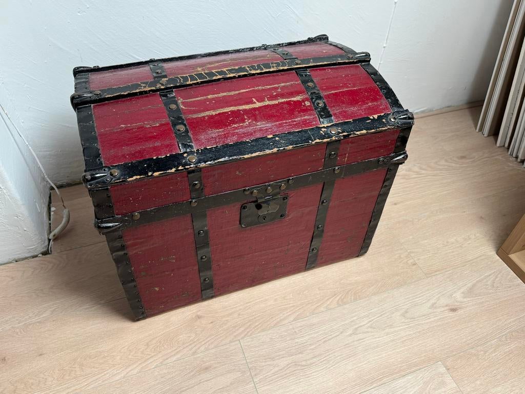 Rode houten kist met metalen banden, Ophalen, Gebruikt, 50 tot 100 cm, Minder dan 50 cm