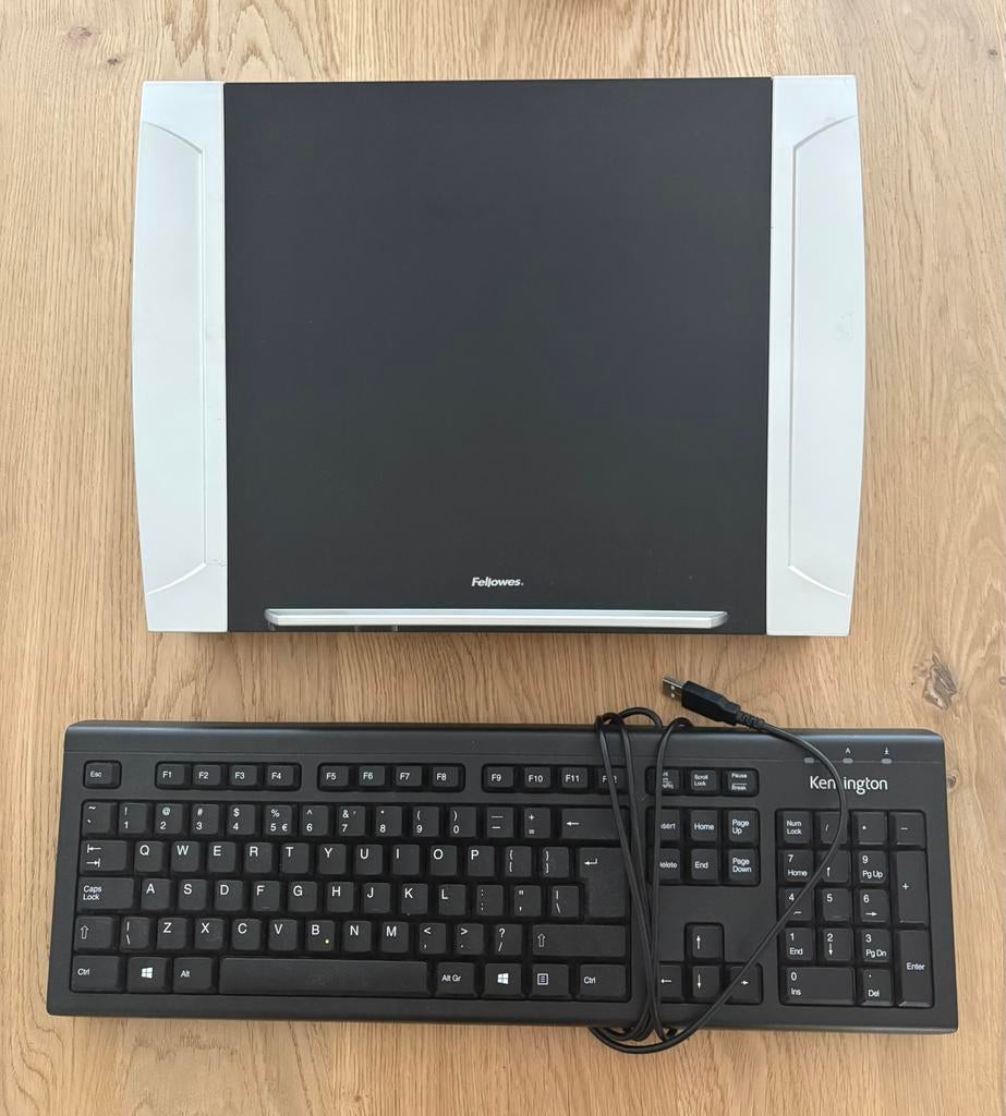 Toetsenbord en laptop steun, Ophalen, Zo goed als nieuw, Bedraad