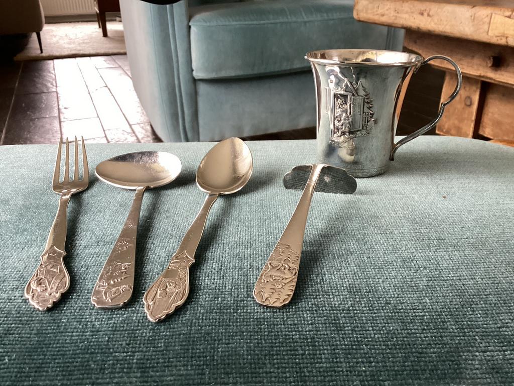 Gero Verzilverde Kinderbeker & Bestek Sprookjes Jaren '50, Antiek en Kunst, Antiek | Bestek, Ophalen of Verzenden