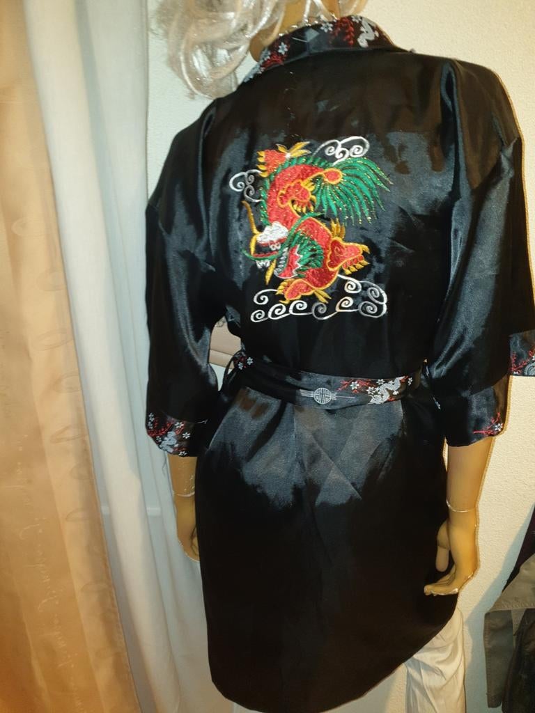Zwarte kimono met draak en bloemen reversible maat M/L zgan, Ophalen of Verzenden, Zo goed als nieuw