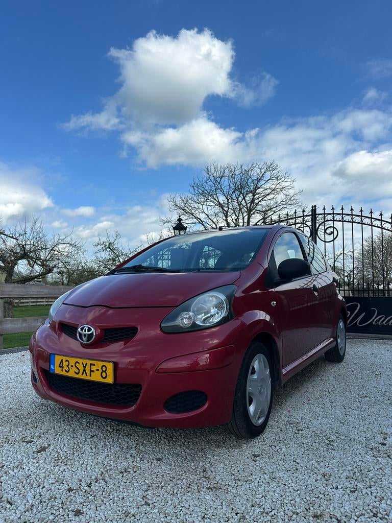 Toyota Aygo 1.0 12V Vvt-i 5DRS 2012 Rood 5 deurs, Auto's, Voorwielaandrijving, 4 stoelen, 68 pk, Origineel Nederlands