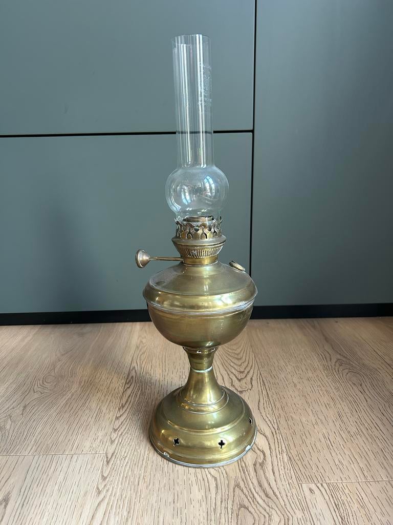 Oude olielamp van messing met glazen kap, Antiek en Kunst, Antiek | Lampen, Ophalen of Verzenden