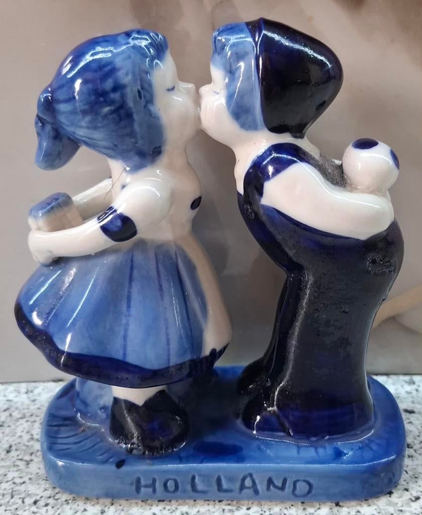 Vintage porseleinen beeldje van een kussend stel, Antiek en Kunst, Antiek | Porselein, Ophalen of Verzenden