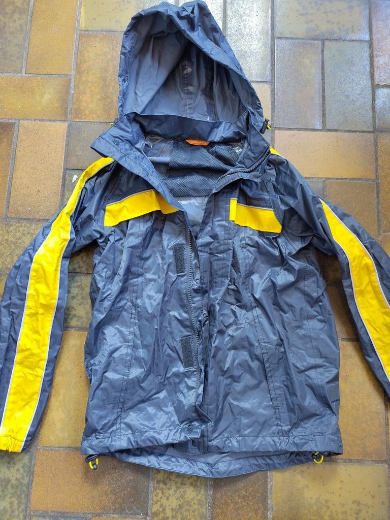 Regenjas maat 134-140 donkerblauw/grijs met gele streep, Caravans en Kamperen, Regenkleding, Ophalen, Zo goed als nieuw, Regenjas