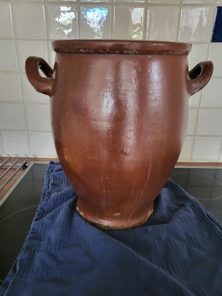 Oude Keulse pot van aardewerk, Ophalen
