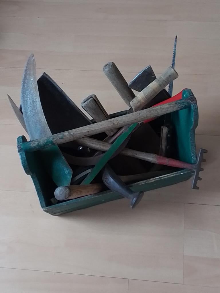 Verzameling oud hand gereedschap, Ophalen