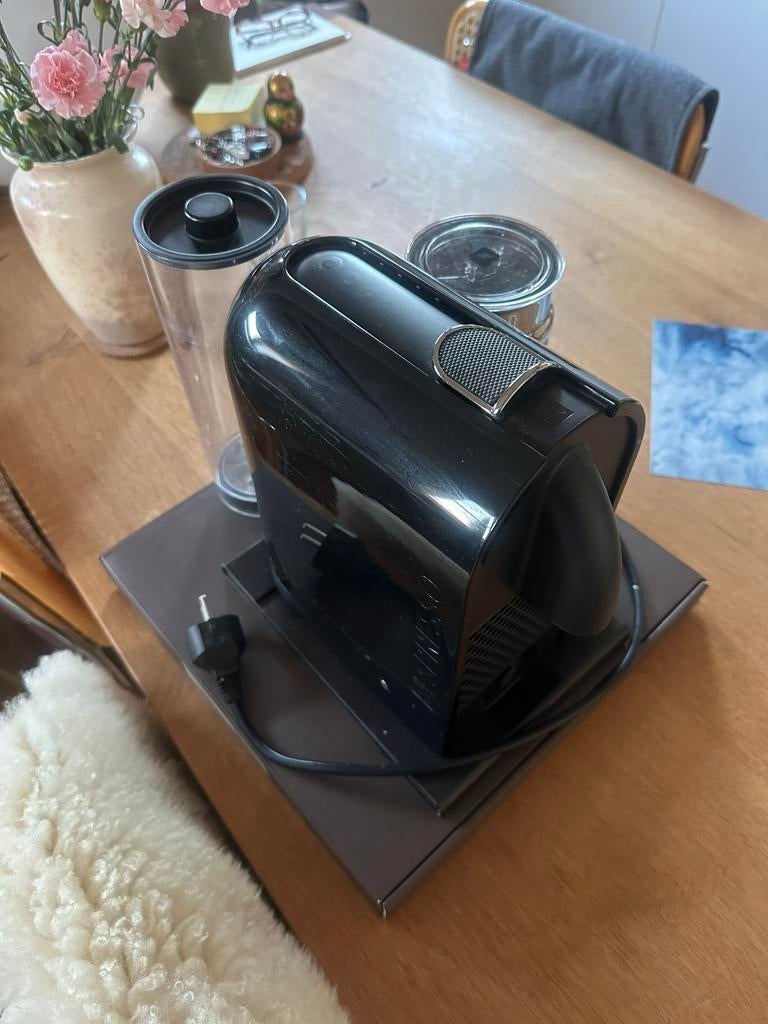 Nespresso apparaat met melkopschuimer en doos voor cups, Ophalen, Zo goed als nieuw, Espresso apparaat