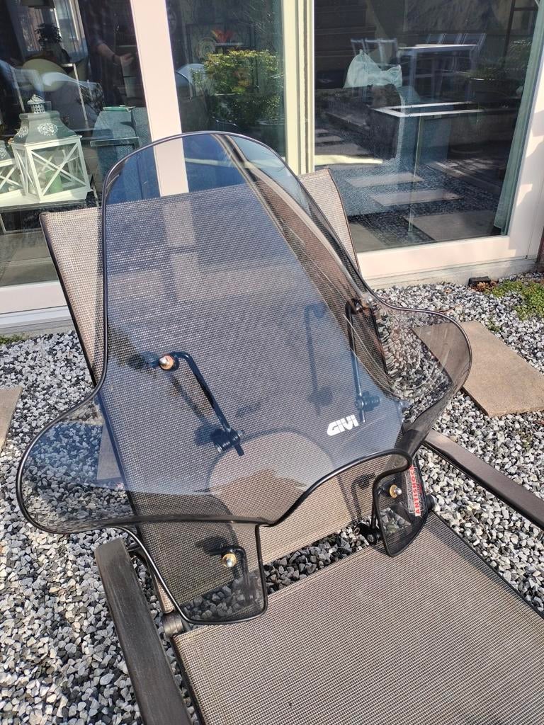 Groot Givi windscherm voor de wat oudere naked motoren, Ophalen of Verzenden