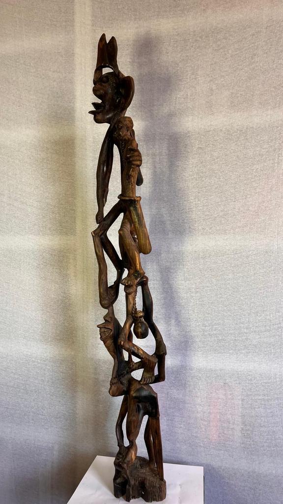 Handgemaakt lang Afrikaans houten beeld, Ophalen