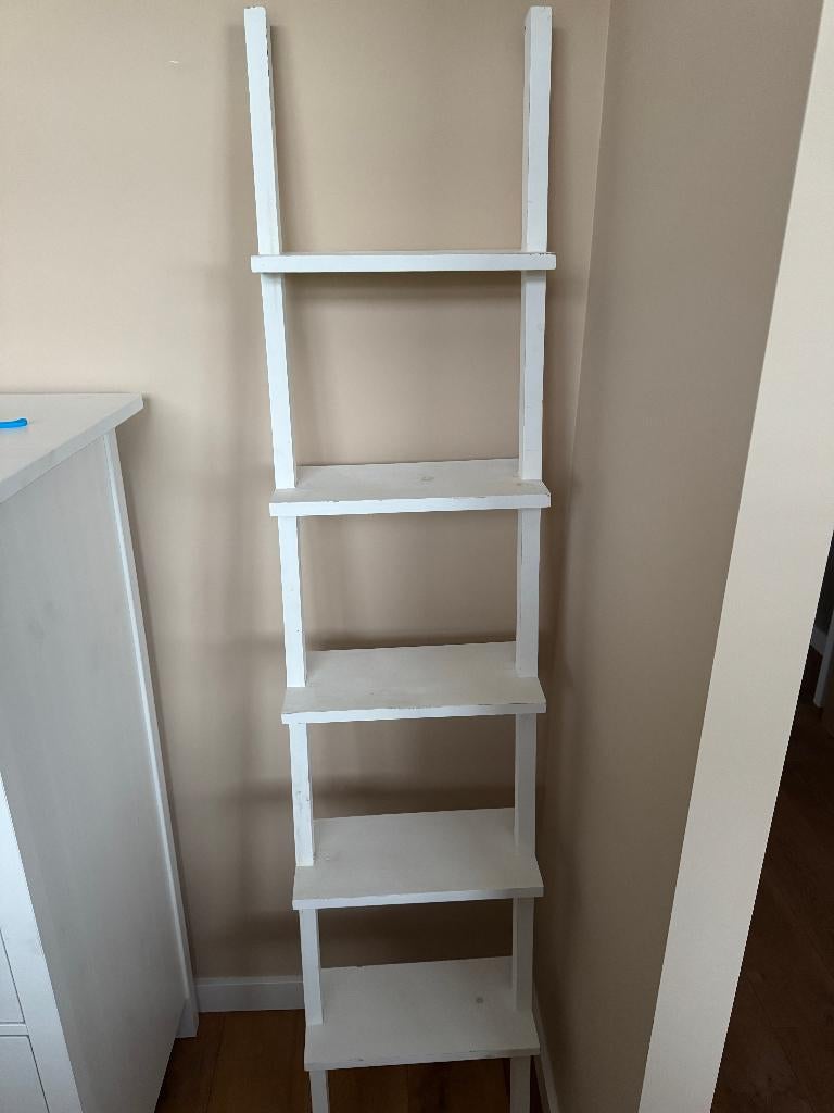 Leuk boekenrek! Wandrek, ladder, trap, kleur wit, hout., Ophalen, Met plank(en), Minder dan 50 cm, Zo goed als nieuw