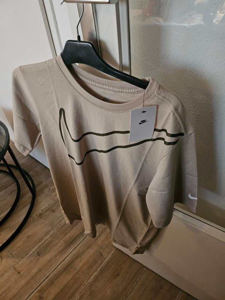 Nieuw Nike T-shirt met groot logo, Maat 48/50 (M), Beige, Nike, Nieuw