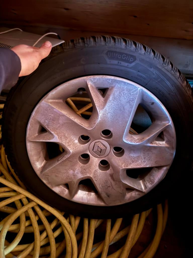 Renault Velgen + Banden PCD 5x114.3 205/55/R16, Ophalen, 16 inch, 205 mm, Winterbanden