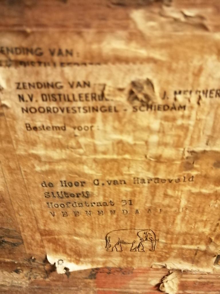 ZEER OUD KRAT MET OUDE FLESSEN IN MOOIE GELEEFDE STAAT., Ophalen