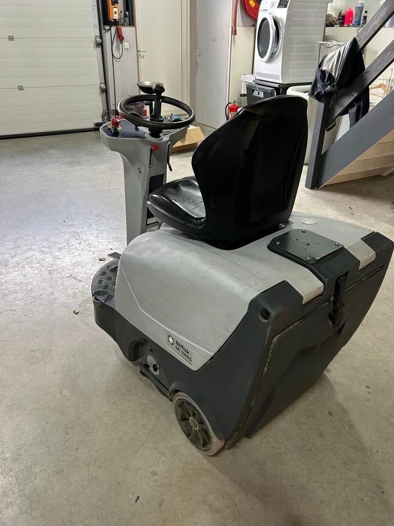 Nilfisk SR1000S veegmachine, Doe-het-zelf en Verbouw, Reinigingsmachines, Ophalen, Gebruikt