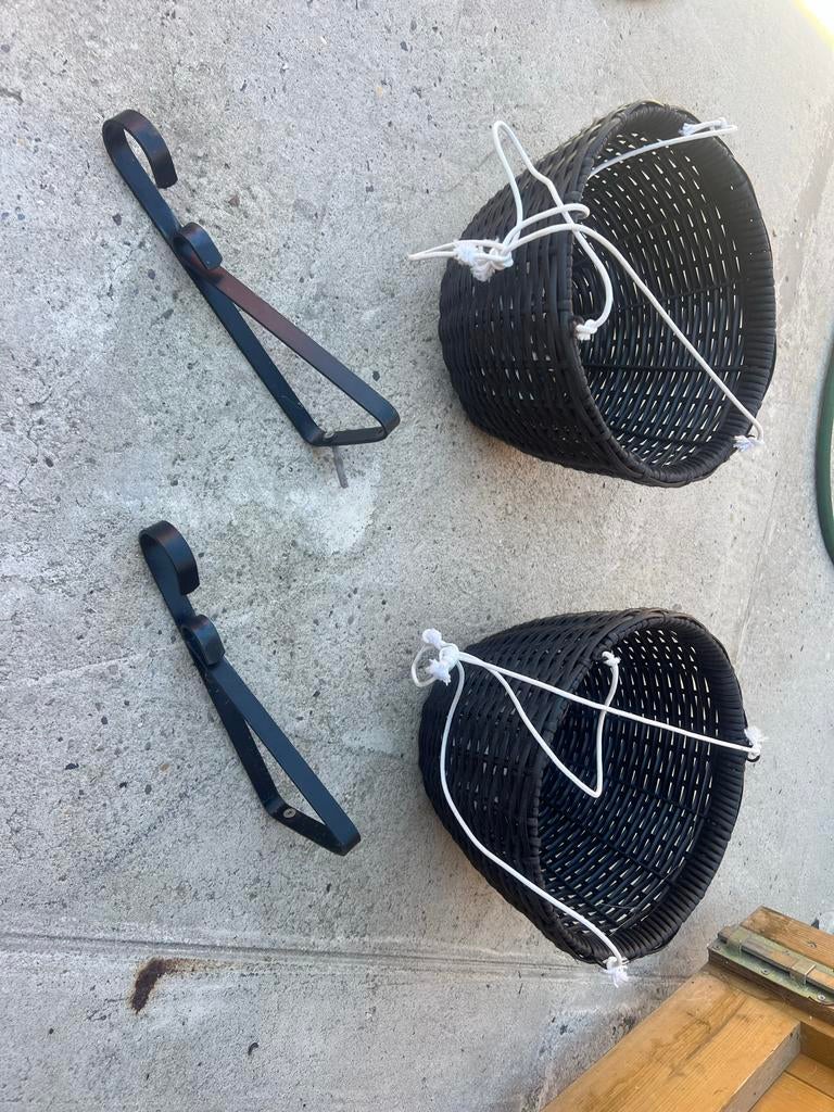 Twee zwarte hang bloemenbakken met beugels, Tuin en Terras, Bloembakken en Plantenbakken, Kunststof, Gebruikt, Minder dan 30 cm