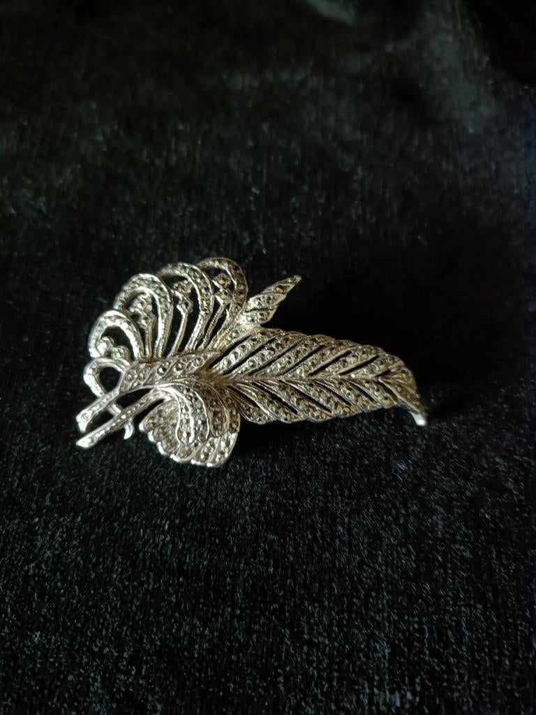 Mooie Vintage Markasiet Broche - Bladmotief, 4 tot 7 cm, Gebruikt, Ophalen of Verzenden, Met edelsteen