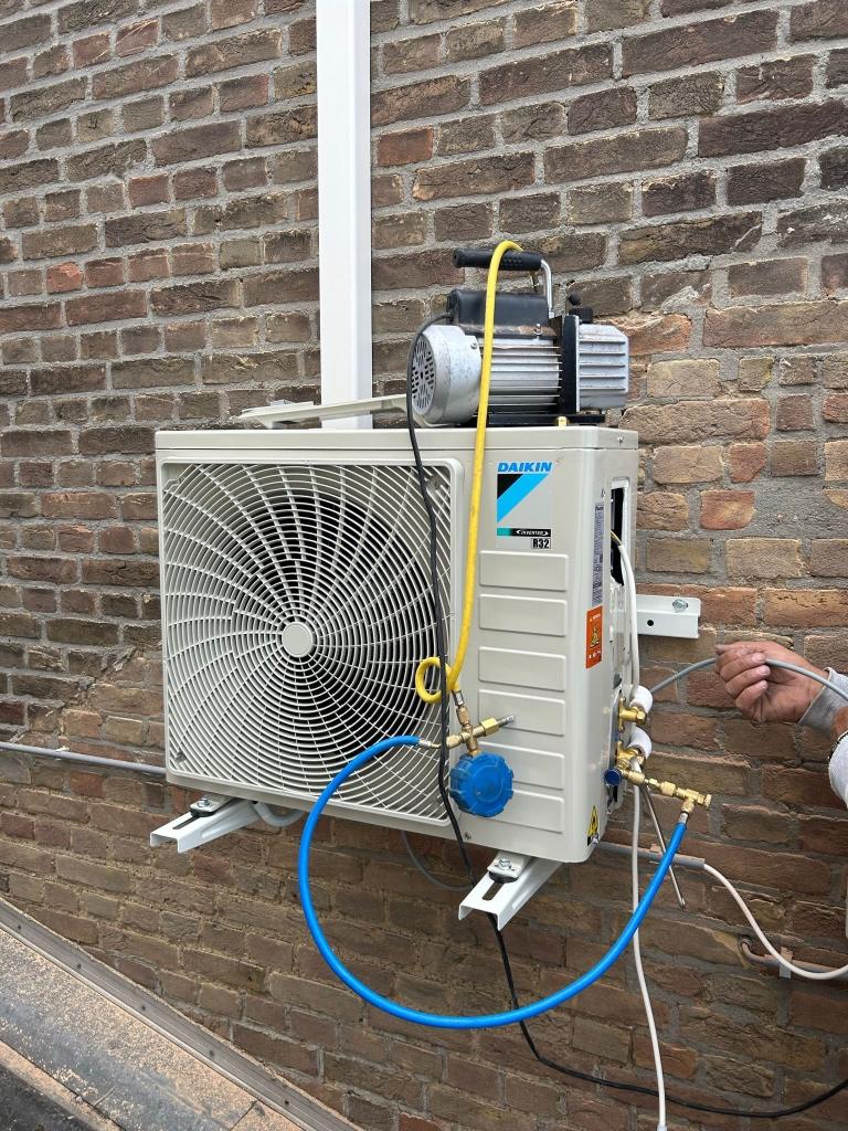 Airco inbedrijfstellen/ vacumeren STEK (daikin, mitsubishi), Ophalen of Verzenden, Wandairco, 100 m³ of groter, 3 snelheden of meer