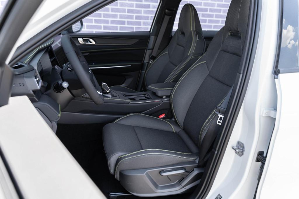 Lynk & Co 01 1.5 Core | GRATIS TREKHAAK | Nieuw Model | Acht, Euro 6, 4 cilinders, Wit, Hybride Elektrisch/Benzine