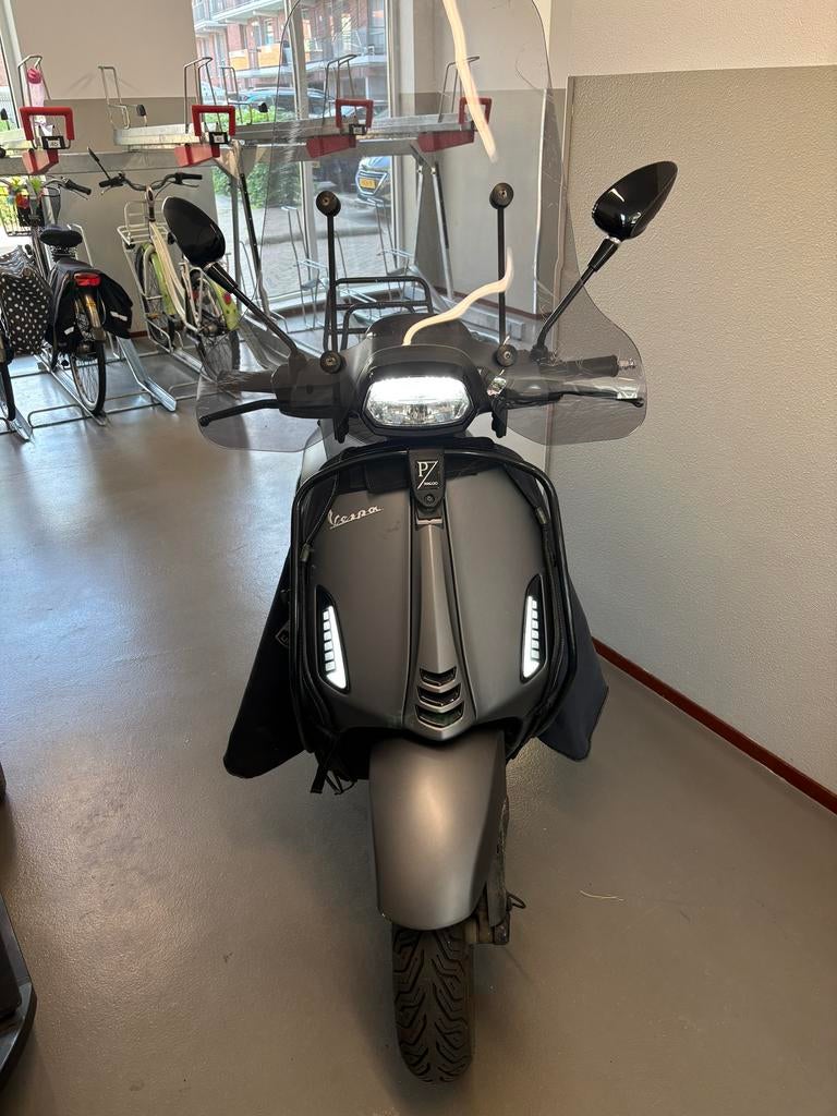 Vespa sprint 2022 mat grijs, Fietsen en Brommers, Scooters | Vespa, Zo goed als nieuw, Vespa S, Maximaal 45 km/u, Benzine, Ophalen