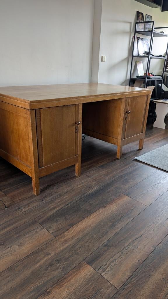 Groot houten bureau met veel opbergruimte, Ophalen